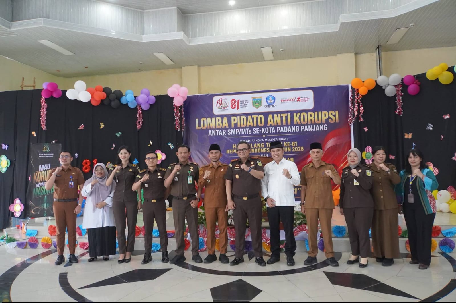 Usai berikan penghargaan, Wako poto bersama